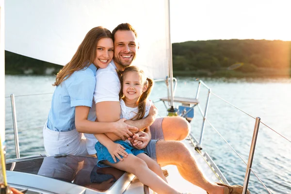 Familia disfrutando en el mar